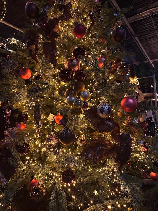 Fonkelende verlichting in een versierde kerstboom