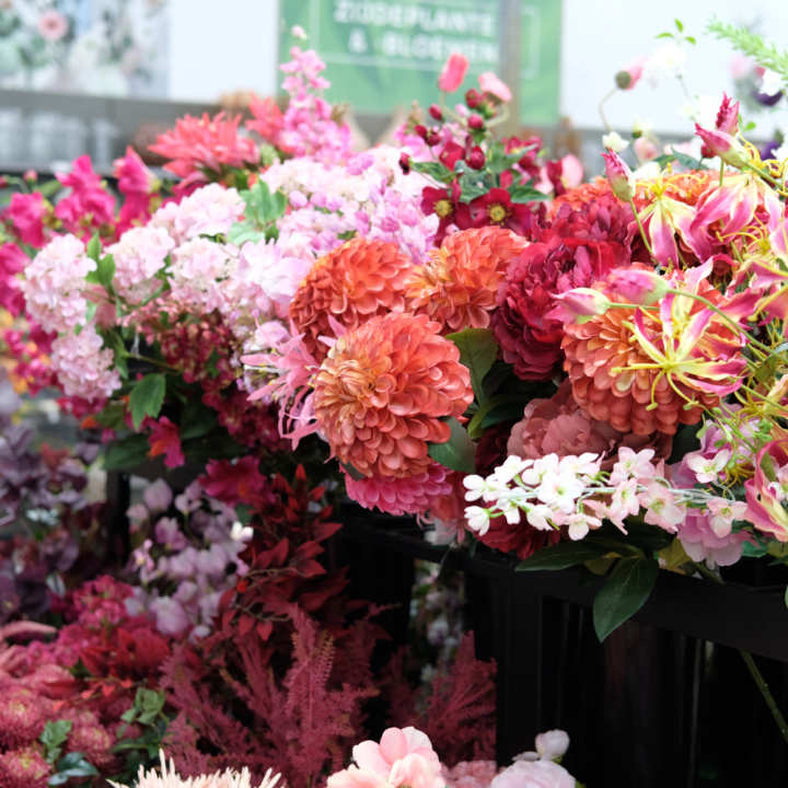 Kunstbloemen boeket kopen? Kom naar tuincentrum Kolbach! Kunstbloemen boeket kopen? Kom naar tuincentrum Kolbach!