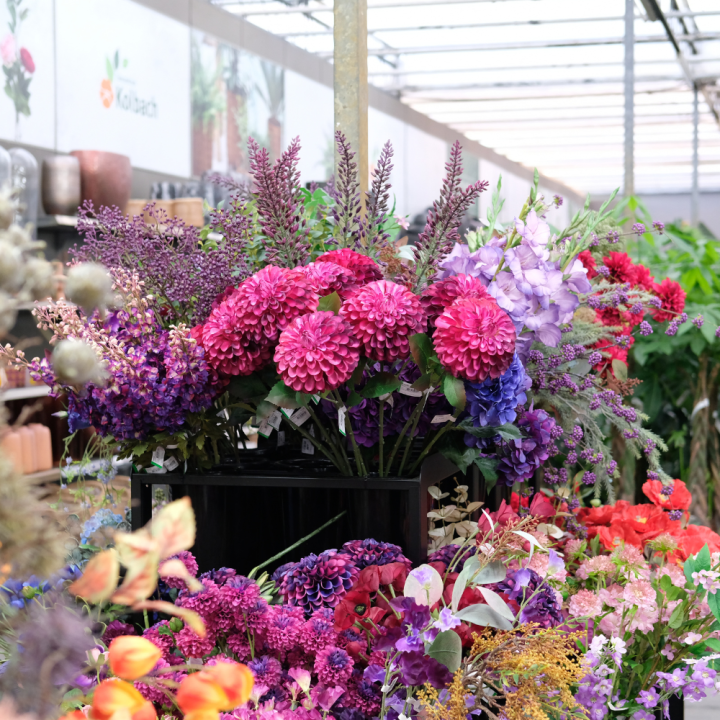 Kunstbloemen boeket kopen? Kom naar tuincentrum Kolbach! Kunstbloemen boeket kopen? Kom naar tuincentrum Kolbach!